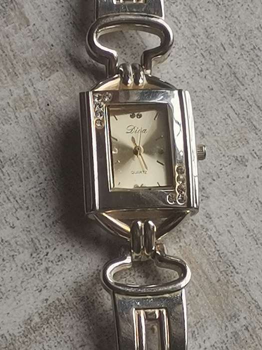 ELEGANT LADIES DIVA WATCH IN EXCELLENT WORKING CONDITION
