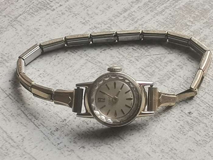 VINTAGE TIMEX LADIES GOLD PLATED WATCH IN EXCELLENT WORKING CONDITION