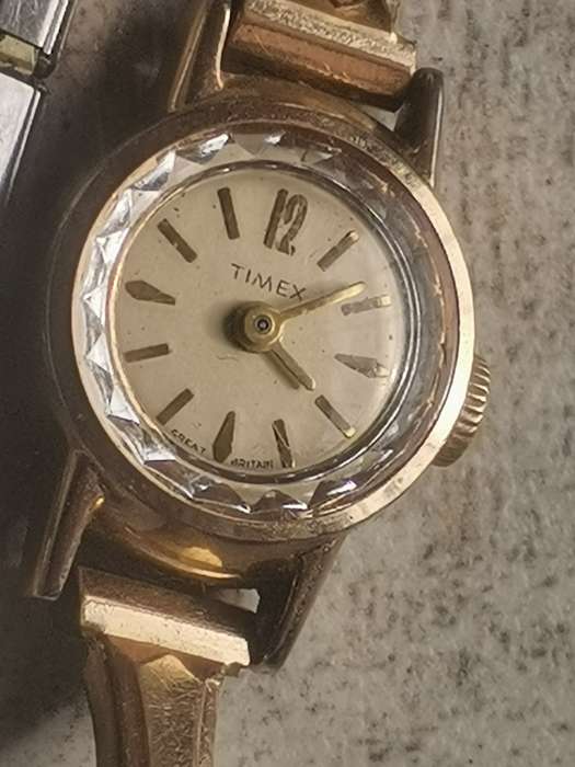 VINTAGE TIMEX LADIES GOLD PLATED WATCH IN EXCELLENT WORKING CONDITION