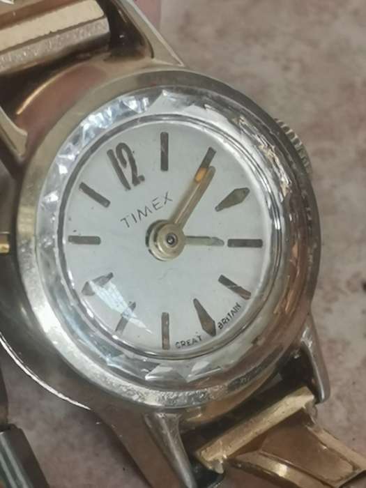 VINTAGE TIMEX LADIES GOLD PLATED WATCH IN EXCELLENT WORKING CONDITION