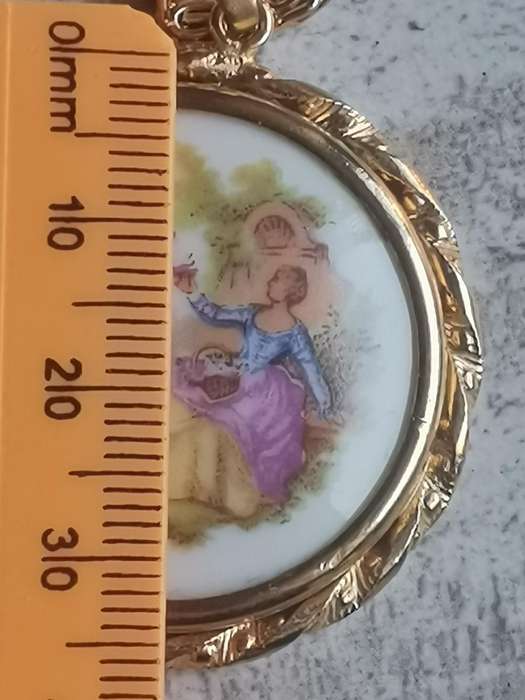 VINTAGE LIMOGES PORCELAIN PENDANT AND GOLD CHAIN