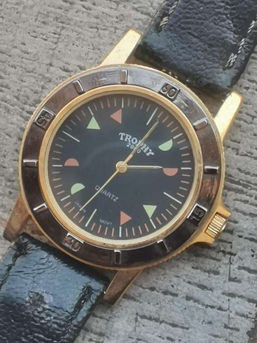 MENS VINTAGE TROPHY WATCH IN EXCELLENT WORKING CONDITION