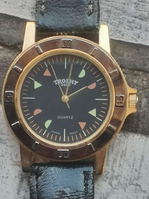 MENS VINTAGE TROPHY WATCH IN EXCELLENT WORKING CONDITION