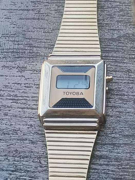 LADIES VINTAGE DIGITAL WATCH WITH STAINLESS STEEL GOLD STRAP IN EXCELLENT WORKING CONDITION