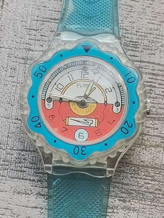 MENS VINTAGE FLASH WATCH WITH SEE-THROUGH BACK IN EXCELLENT WORKING CONDITION