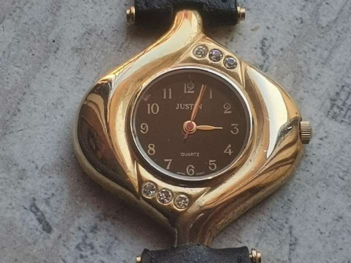 LADIES JUSTIN GOLD PLATED WATCH IN EXCELLENT WORKING CONDITION