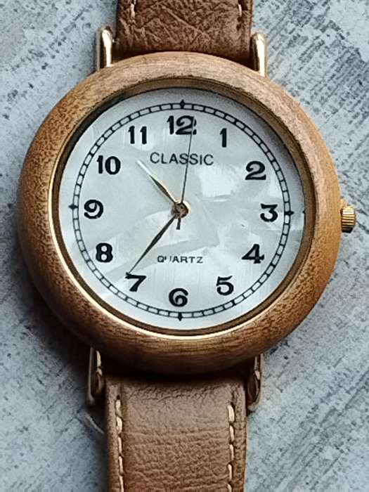 ELEGANT LADIES CLASSIC WATCH WITH MOTHER OF PEARL DIAL IN EXCELLENT WORKING CONDITION