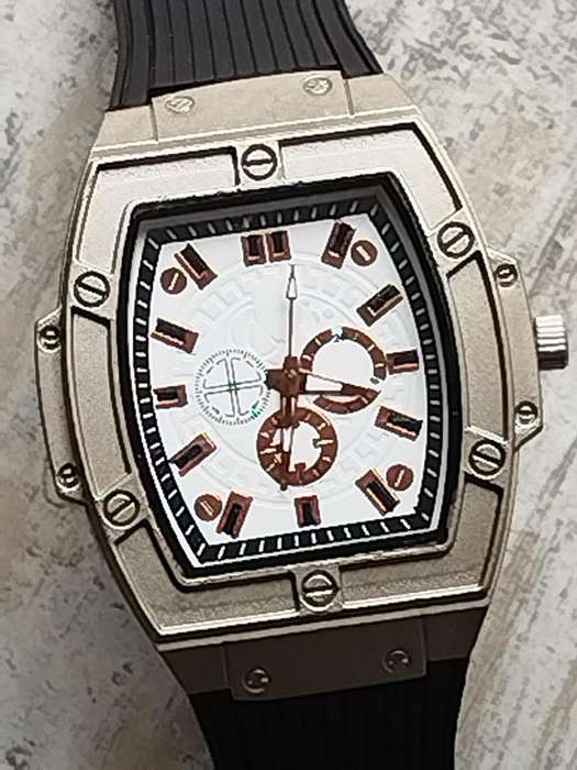 MENS BULKY 55MM FASHION WATCH IN EXCELLENT WORKING CONDITION