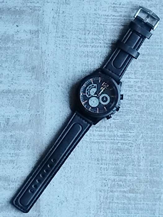 MENS BULKY BAISHA FASHION WATCH IN EXCELLENT WORKING CONDITION