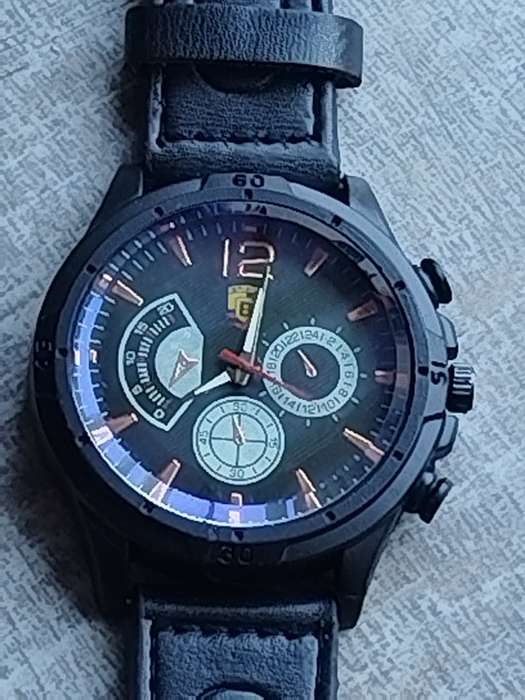 MENS BULKY BAISHA FASHION WATCH IN EXCELLENT WORKING CONDITION