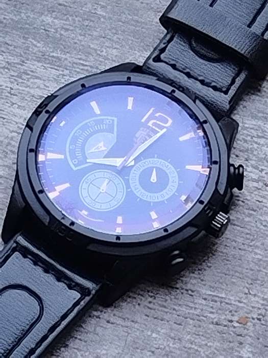 MENS BULKY BAISHA FASHION WATCH IN EXCELLENT WORKING CONDITION