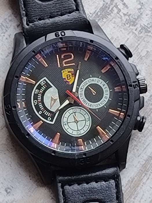 MENS BULKY BAISHA FASHION WATCH IN EXCELLENT WORKING CONDITION