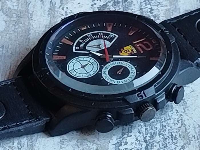 MENS BULKY BAISHA FASHION WATCH IN EXCELLENT WORKING CONDITION
