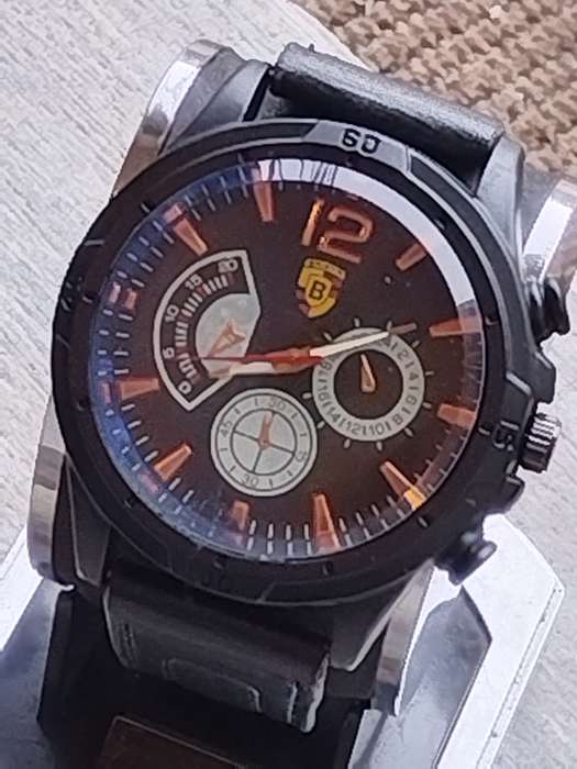 MENS BULKY BAISHA FASHION WATCH IN EXCELLENT WORKING CONDITION