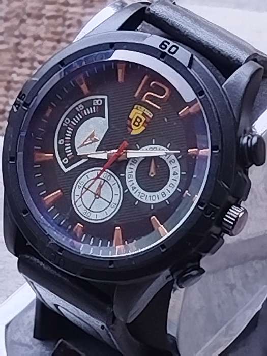 MENS BULKY BAISHA FASHION WATCH IN EXCELLENT WORKING CONDITION
