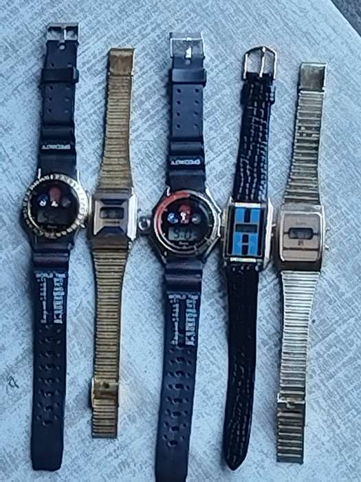 MENS DIGITAL WATCHES ALL IN WORKING CONDITION - BIDDING FOR ALL 5 WATCHES