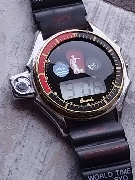 MENS DIGITAL WATCHES ALL IN WORKING CONDITION - BIDDING FOR ALL 5 WATCHES