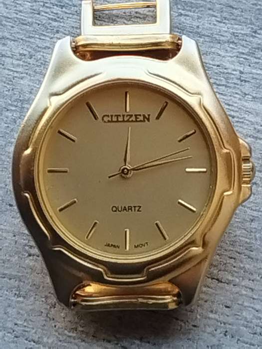 MENS CITIZEN GOLD WATCH IN EXCELLENT WORKING CONDITION HOWEVER REQUIRES NEW STRAP