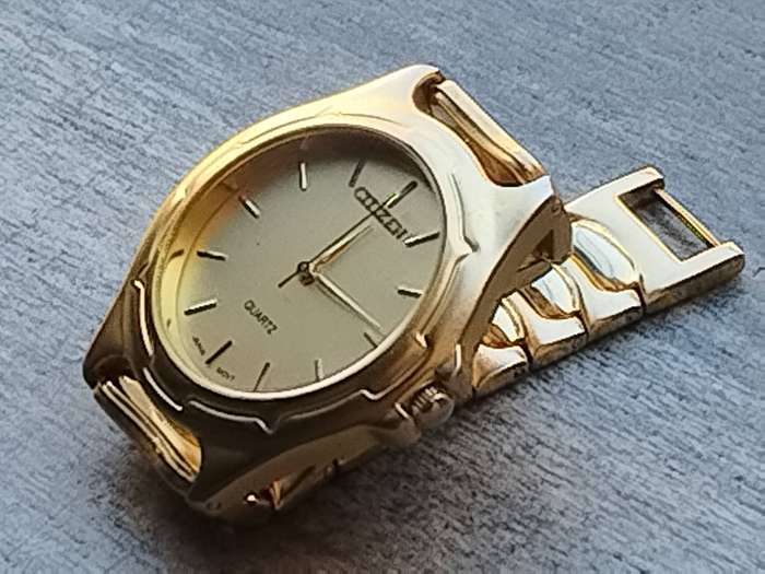 MENS CITIZEN GOLD WATCH IN EXCELLENT WORKING CONDITION HOWEVER REQUIRES NEW STRAP