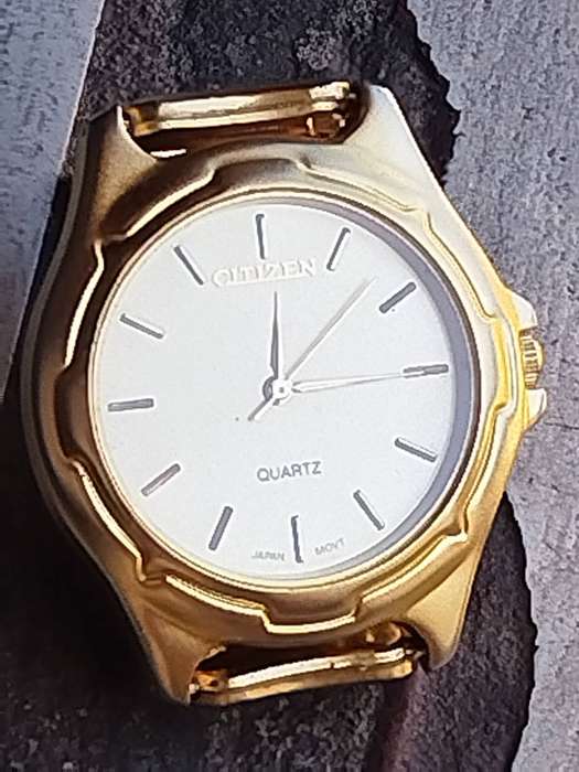 MENS CITIZEN GOLD WATCH IN EXCELLENT WORKING CONDITION HOWEVER REQUIRES NEW STRAP