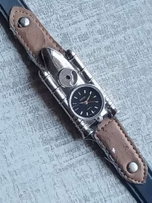 LADIES JUSTIN WATCH IN EXCELLENT WORKING CONDITION