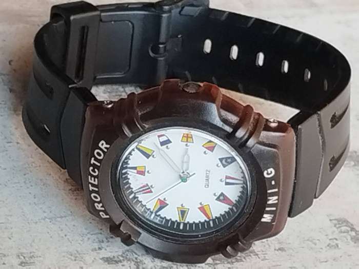 MENS MINI-G PROTECTOR QUARTZ WATCH IN EXCELLENT WORKING CONDITION