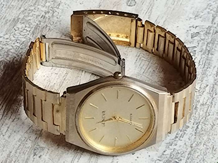 MENS VINTAGE GENEVA WATCH IN EXCELLENT WORKING CONDITION