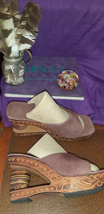VINTAGE BALINESE WOODEN WEDGE HEELS SIZE 6