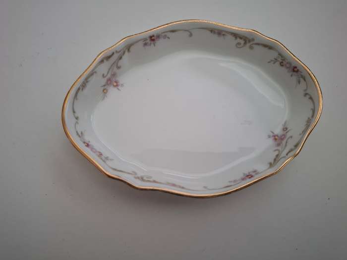 Wedgwood Bone China Carisbrooke Pin Dish (11cm x 8cm)