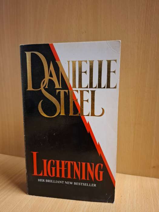 Lightning: Danielle Steel (Paperback)