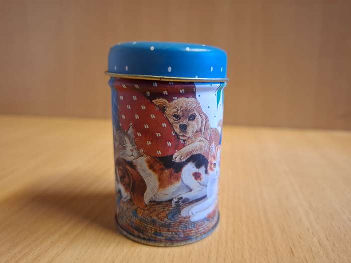 Small Cat & Dogs Tin (8cmx 5cm)