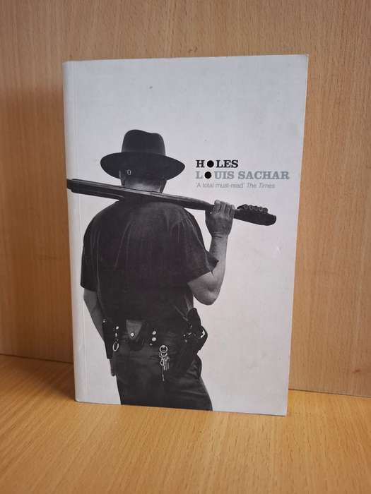 Holes : Louis Sachar  (Paperback)