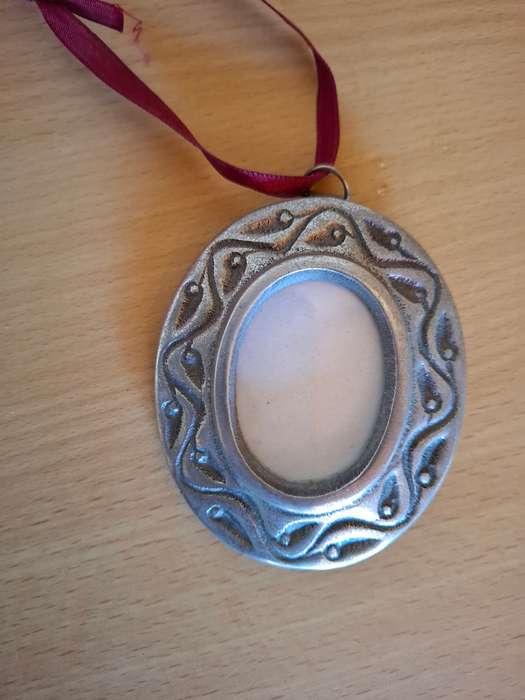 Oval Metal Photo Frame (8cm x 7cm)
