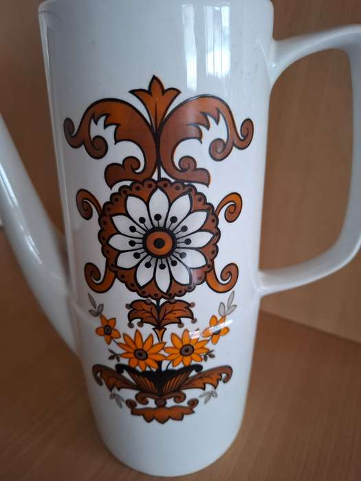 Vintage 1960`s Cassandra Coffee Pot with 6 Cups (Designed by John Russell)