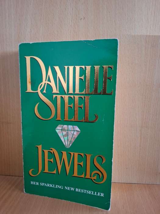 Jewels : Danielle Steel  (Paperback)