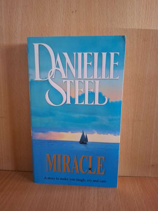 Miracle : Danielle Steel  (Paperback)