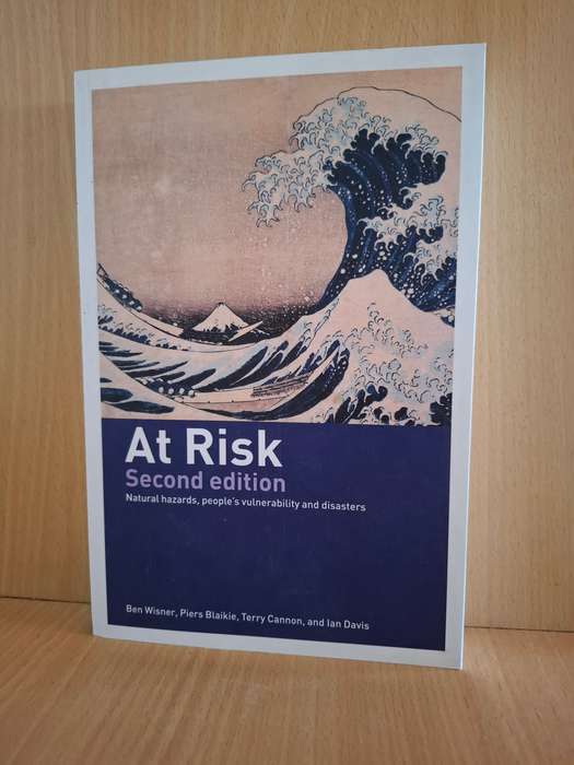 At Risk - Natural hazards, people`s vulnerability and disasters (Second Edition) Paperback