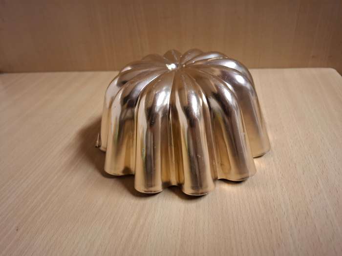 Metal Jelly Mould   (width 18cm height 7cm)