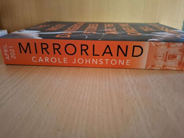 Mirrorland : Carole Johnstone  (Paperback)