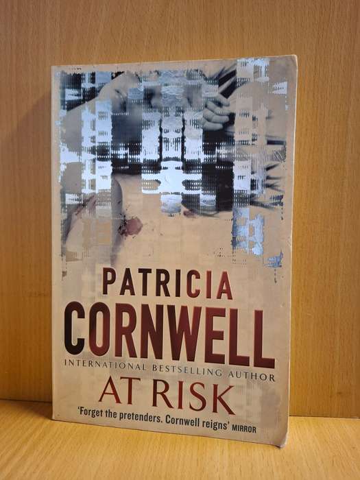 At Risk: Patricia Cornwell (Paperback)