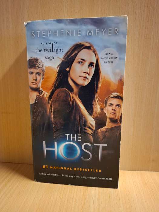 The Host : Stephenie Meyer (Paperback)