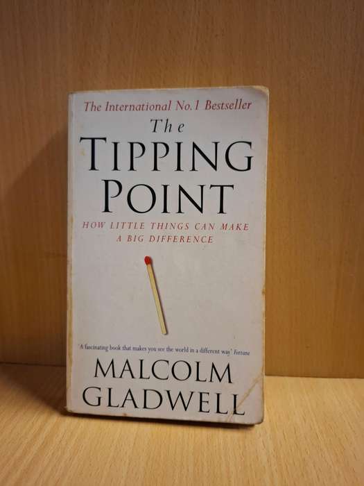 Tipping Point : Malcolm Gladwell  (small paperback)