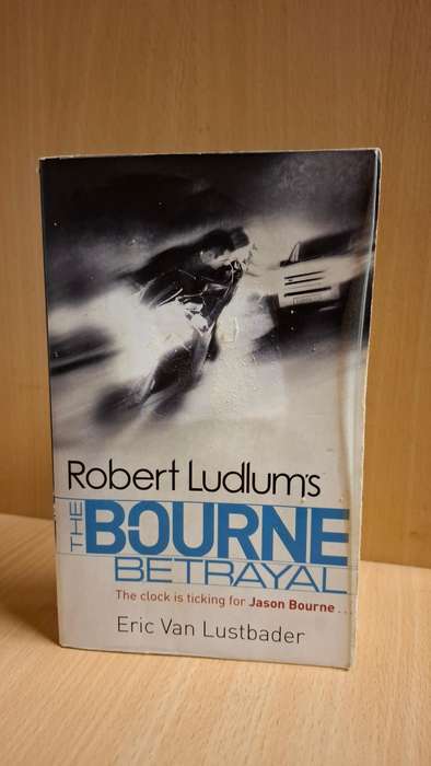 Robert Ludlum`s The Bourne Betrayal : Eric van Lustbader  (Paperback)