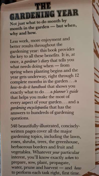 Reader`s Digest - The Gardening Year - Month by Month in the Garden  (Hardcover)
