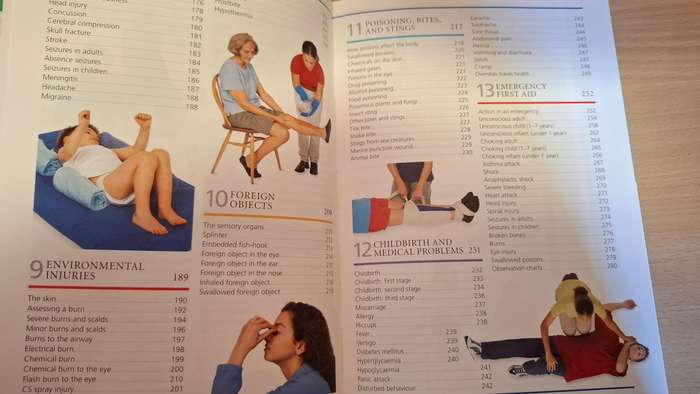 DK - First Aid Manual - Emergency Procedures for everyone, at work, at home, at leisure (Paperback)