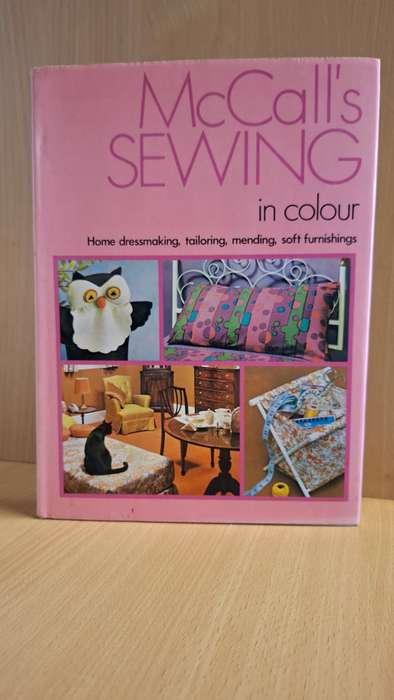 McCall`s Sewing in Colour - Home dressmaking, tailoring, mending, soft furnishings (Hardcover)