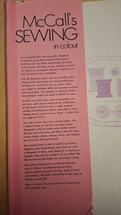 McCall`s Sewing in Colour - Home dressmaking, tailoring, mending, soft furnishings (Hardcover)