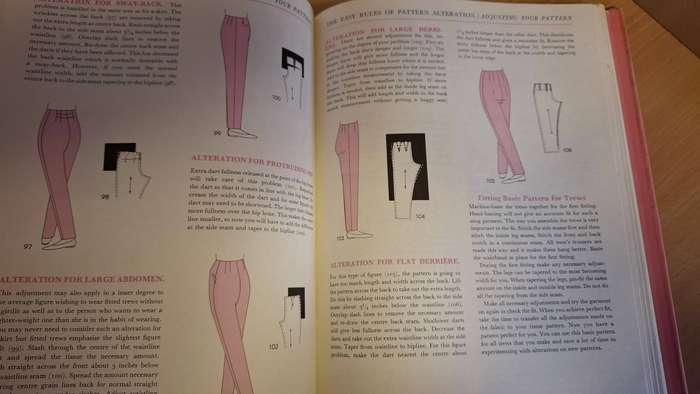 McCall`s Sewing in Colour - Home dressmaking, tailoring, mending, soft furnishings (Hardcover)