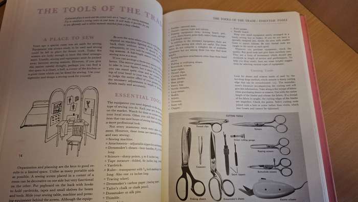 McCall`s Sewing in Colour - Home dressmaking, tailoring, mending, soft furnishings (Hardcover)