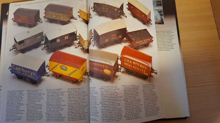 The Collector`s All-Colour Guide to Toy Trains : Ron McCrindell  (Hardcover)